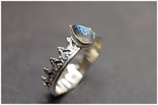 Alienor silver labradorite teardrop crown ring
