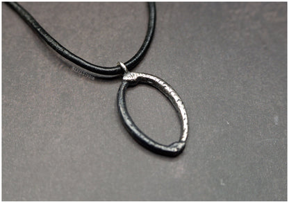 Colgante Auryn plata con cordón de cuero