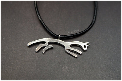 Colgante caballo plata con cordón de cuero frente