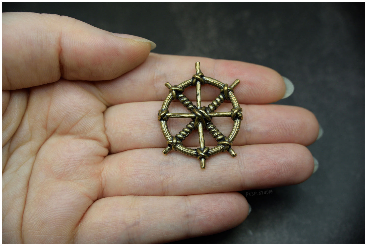 Colgante Rueda del Dolor bronce proporciones