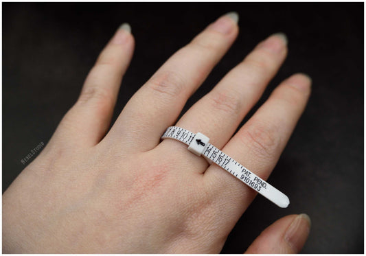 Medidor de dedo para anillos puesto