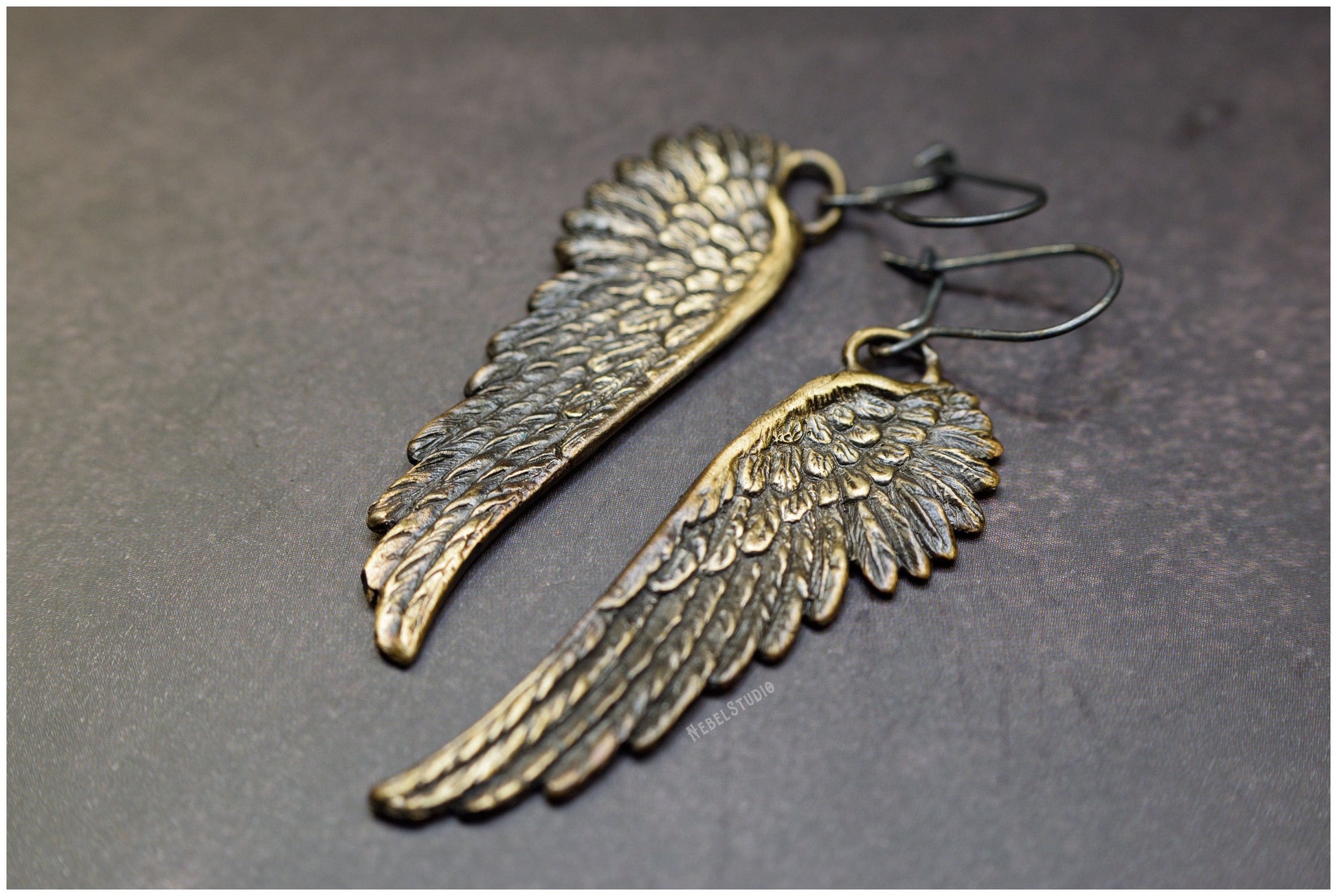 Pendientes alas ángel Damiel bronce detalle
