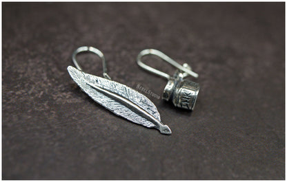 Pendientes "Pluma & Tinta" plata detalle