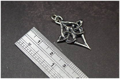 Pendant Small silver or bronze Scáthach Celtic knot