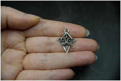 Pendant Small silver or bronze Scáthach Celtic knot