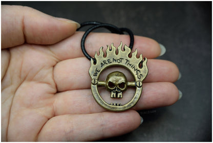 Colgante Furiosa We are not things tributo bronce proporciones