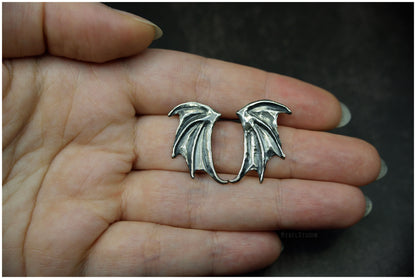 Pendientes Alas de dragón plata Medida grande (Mod.2) proporciones