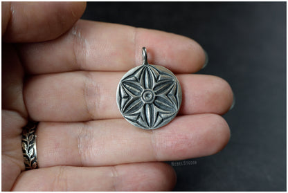 Pendant Hexafoil silver or bronze Rose