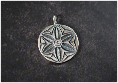 Pendant Hexafoil silver or bronze Rose